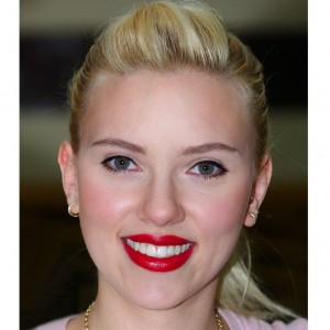 Scarlett Johansson leaked photos were for Ryan Reynolds (Public domain)