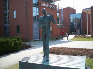 Steve Jobs bronze statue unveiled in Budapest as honor to Apple co-founder (By Nataev via Wikimedia)