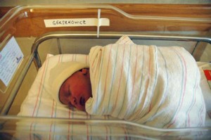 A Pakistani baby suffering of polymelia was born with 3 arms (public domain)