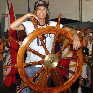 Steven Tyler seems to have driving skills (public domain)