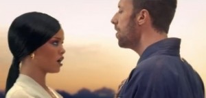 Rihanna and Chris Martin singing in Coldplay's new video clip Princess Of China (Capture: Youtube/Coldplay Official)