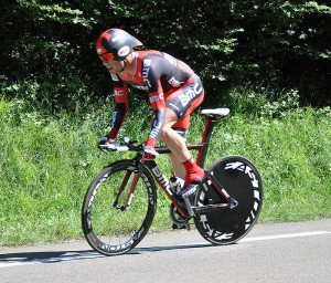Cadel Evans of Australia troubled by flat tire on the Mur de Peguere due to nail-throwing spectator (Igs165/Wikimedia)