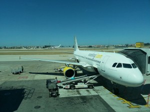 Spanish Vueling passenger plane returns to airport (By MPKN20 via Wikimedia).