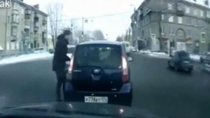 Russian driver proves good manner returning trash to uncivilized traffic participant