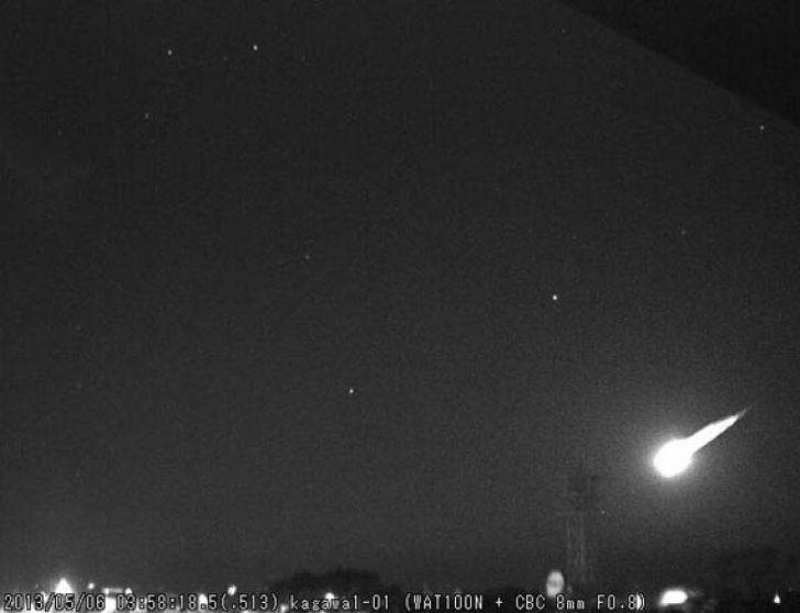 Meteor traces the sky of Saitama Prefecture near capital of Tokyo releasing a bright glow (Youtube)
