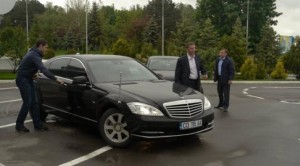 Rogozin arrived at Chisinau airport in an embassy car that did not feature protocol Russian flag (Photo: deschide.md)