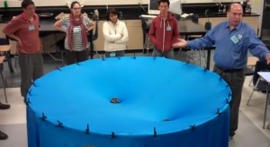 Gravity visualized in simple experiment (Capture: Youtube)
