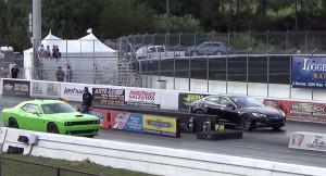 Tesla Model S P85D vs Dodge Hellcat in drag race (capture: youtube)