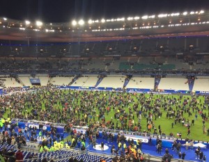Panic-stricken spectators invading the pitch after Stade de France blast (Twitter/@v_menichini)