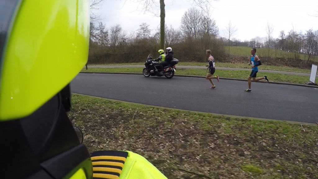Police to ensure the runners and road safety. (pic: Politie Alphen aan den Rijn/Facebook)