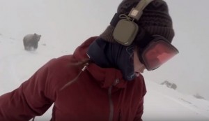 Big bear chasing snowboarder in Japan (capture: Youtube)