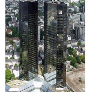 Deutsche Bank AG headquarter in Frankfurt am Main (© Raimond Spekking / CC BY-SA 4.0 (via Wikimedia Commons)